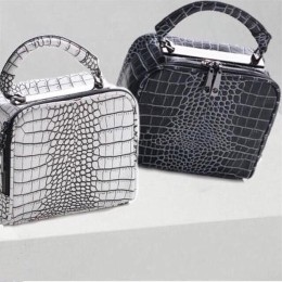 حقيبة يد بشكل مميز وعصري